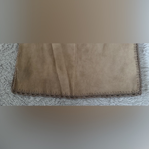 Boutique Europa Vintage Y2K Suede Leather Camel Hue Midi Skirt w/ Crochet Seams - Picture 12 of 15